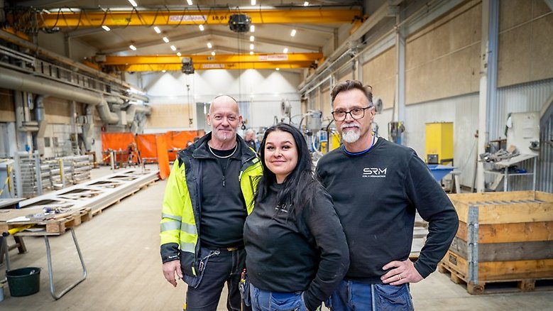 Glenn Ernström (Vuxenutbildningen), Ebba Torstensson och Per Romberg (Stål och Rörmontage) står mitt inne i industrilokalerna i Norje