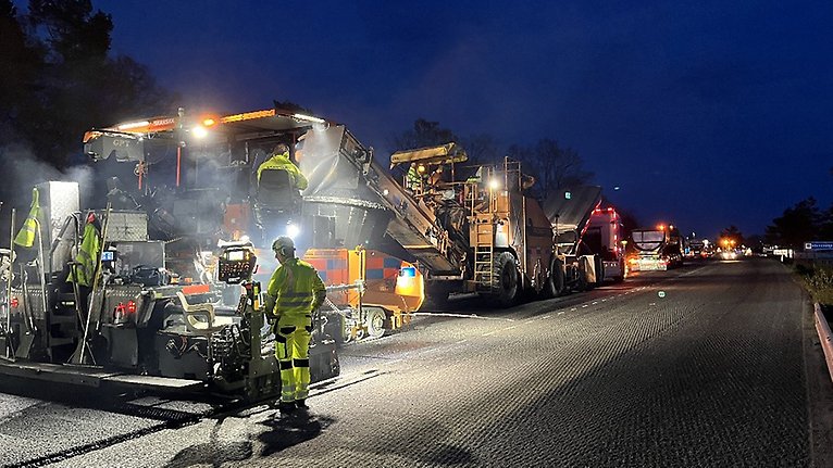 Beläggningsarbete på Kämpaslättsvägen. Foto: Sölvesborgs kommun.