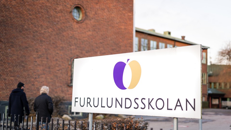 Bilden visar skylten vid ingången till Furulundsskolan