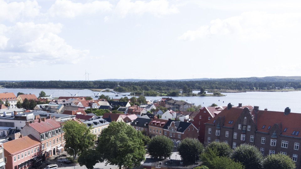 Flygfoto med drönare taget över Sölvesborgs stad och Sölvesborgsviken.