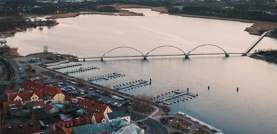 Flygfoto över delar av Sölvesborgs stad, sölvesborgsbron och havet