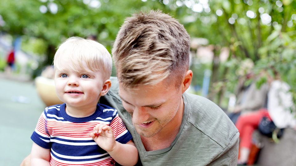 Ett litet barn tillsammans med en vuxen. Foto: Scandinav bildbyrå.