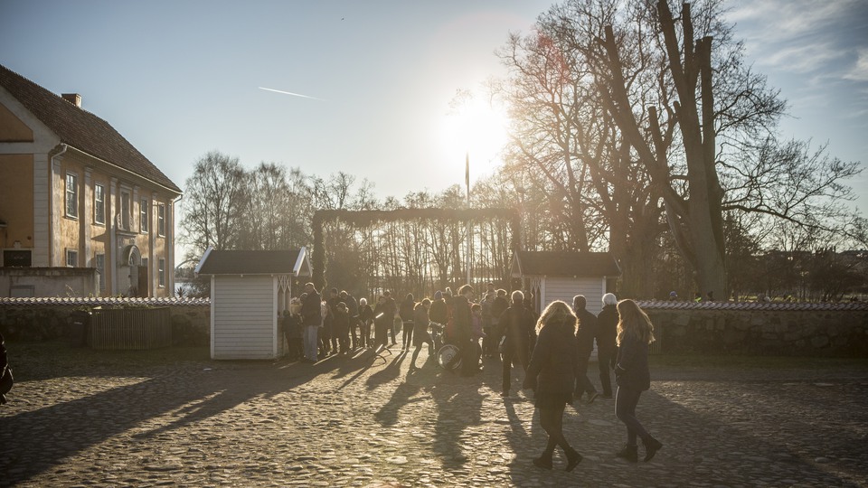 Människor står i kö en solig vinterdag utanför Sölvesborgs slott.