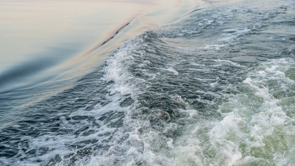 Havsvågor från en båt.