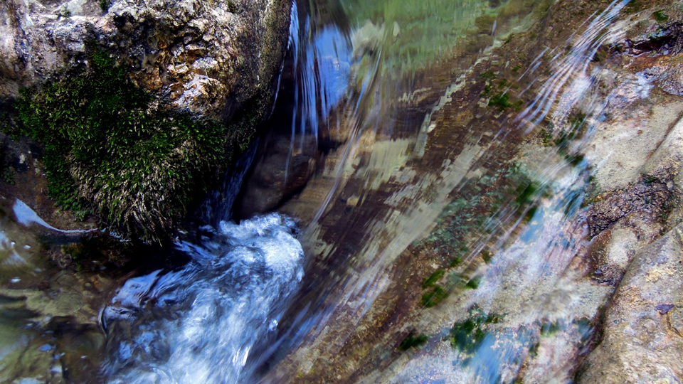 Vatten i en bäck. Foto: Pixabay.