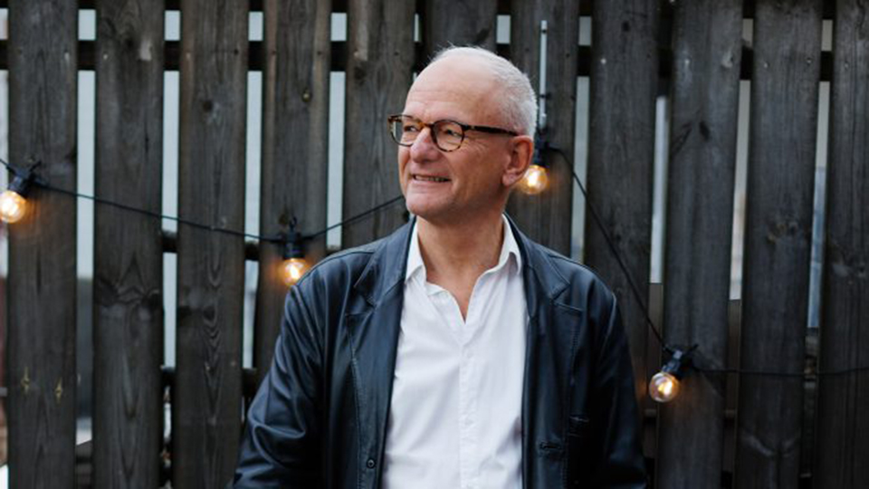Musikern Anders Anton i svart jacka och vit skjorta.