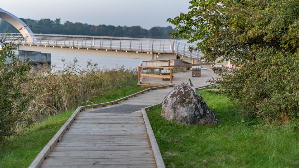 En spång i trä leder från Sölvesborgsbron ut på den lilla ön.