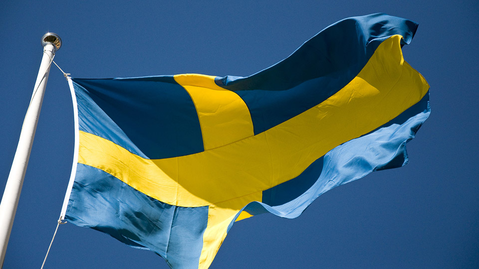 Svensk flagga som vajar i vinden