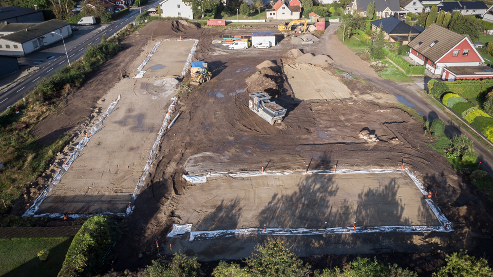 Såhär långt hade man kommit med marklägenheterna i Mjällby i september 2019. Foto: Sölvesborgs kommun.