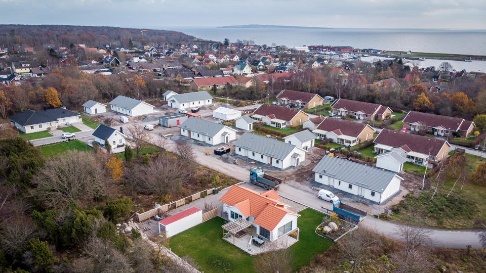 Marklägenheterna i Nogersund är de vita husen i mitten och bilden är tagen i november 2019. Foto: Sölvesborgs kommun. 