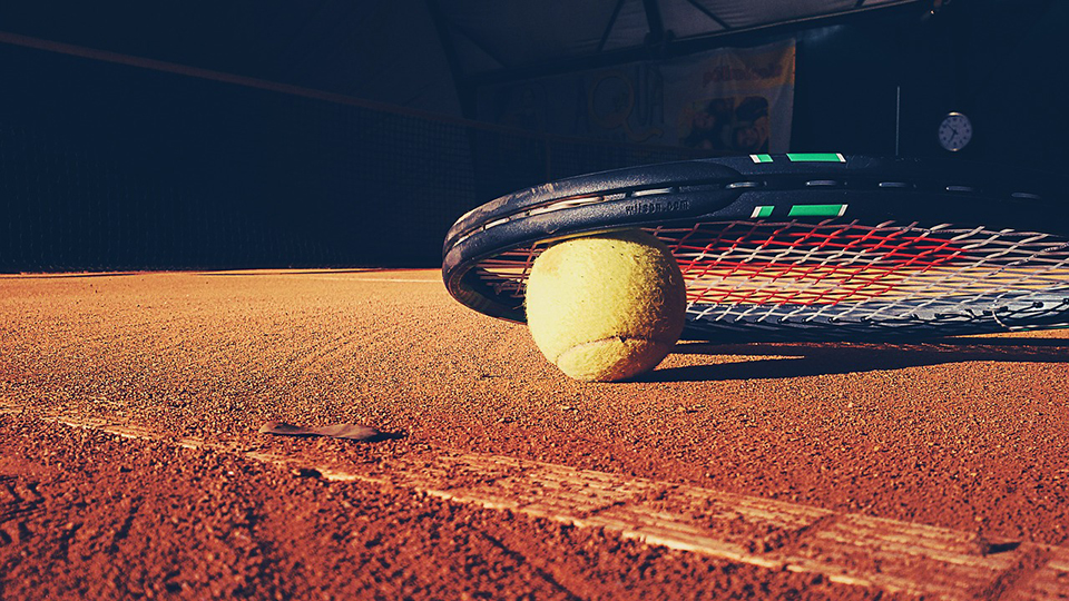 Tennisracket och tennisboll