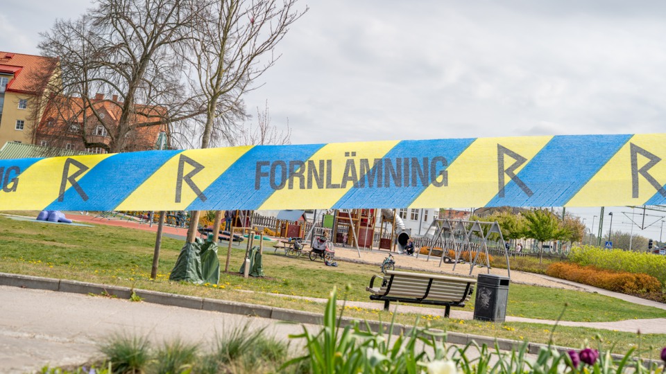 Lekplatsen i järnvägsparken, över bilden syns ett avspärrningsband i gult och blått som visar texten "Fornlämning".