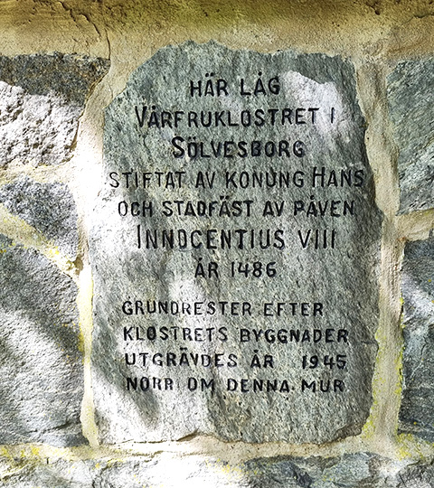 En minnessten med inristad text som inleds med raden "Här låg vårfruklostret i Sölvesborg"