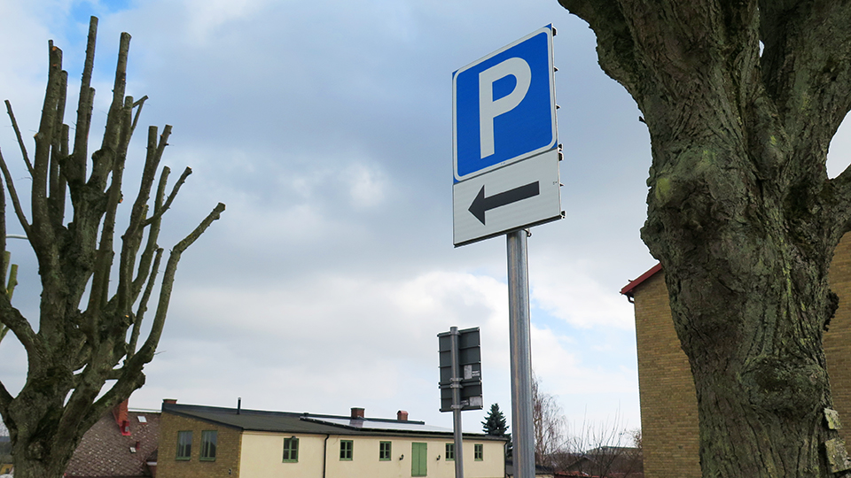 Gratis parkering på Bredgatan, centralt i Sölvesborg, under max 24 timmar. Foto: Sölvesborgs kommun.
