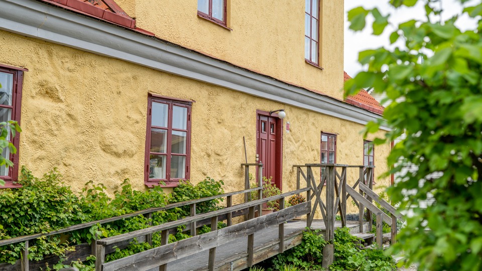 Fattighuset, ett gammalt stenhus längs kullerstesgatan i Sölvesborgs stadskärna