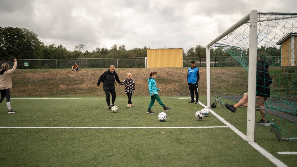 Personer med med funktionsnedsättning provar på att spela fotboll på Svarta Led under Blekinge Parasport Camp Foto: Scarp Media