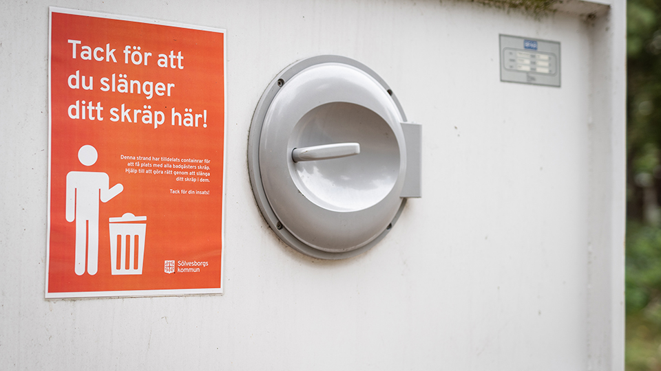 Exempel på sopkärl på de kommunala badplatserna. Foto: Sölvesborgs kommun. 