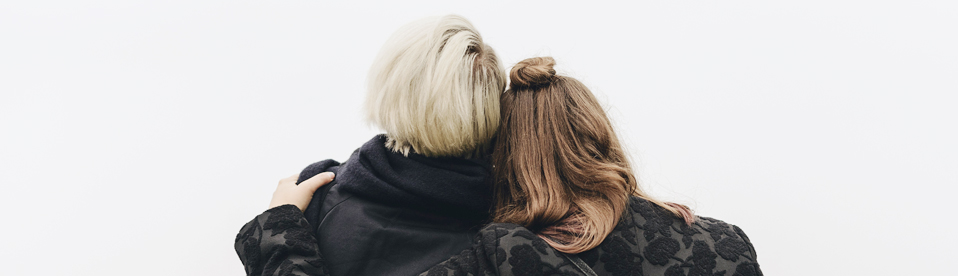Två personer som håller om varandra. Foto: Scandinav bildbyrå.
