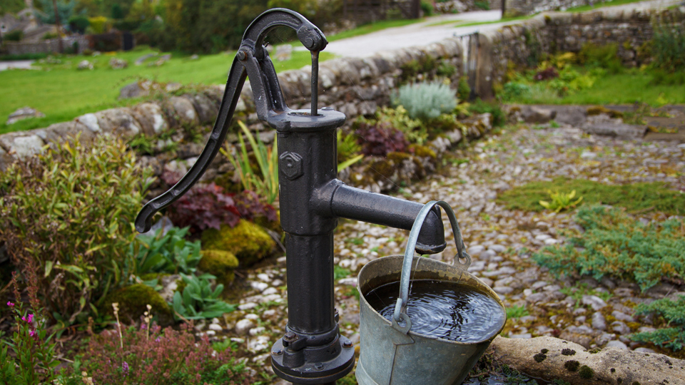 Vattenpump i en trädgård. Foto: Pixabay.