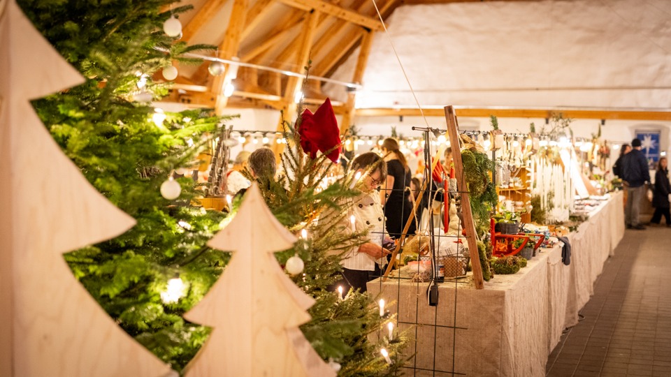 Försäljning inne i Slottslängornas julmarknad.