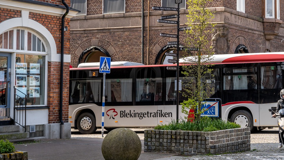 Blekingetrafikens buss passerar Hästtorget på väg ned mot resecentrum.