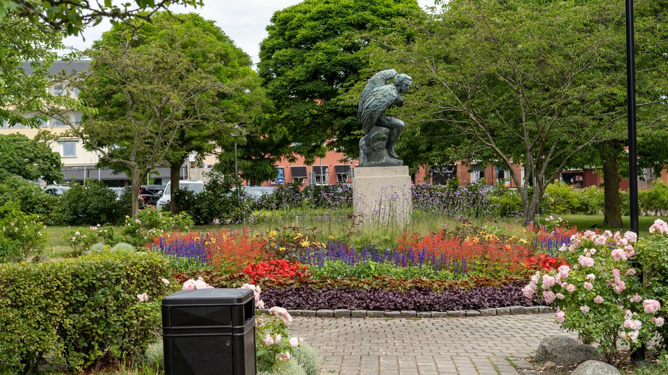 Statyn i Arielparken och en blomstrande plantering.