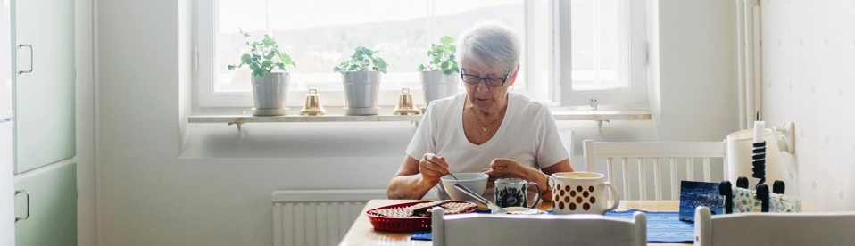 Äldre dam som äter. Foto: Scandinav bildbyrå.