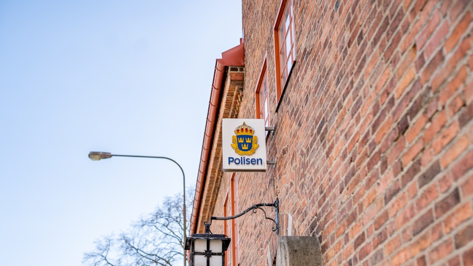 En skylt på fasaden som visar ingången till Poliskontoret i Sölvesborg.