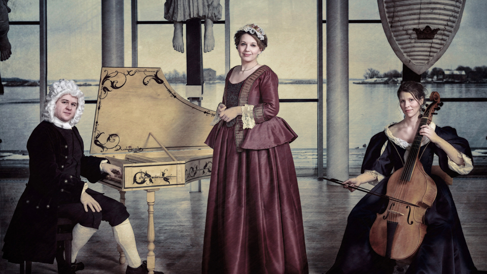Musiker poserar med klassiska musikinstrument i vackra kläder från 1500-1700-talet.