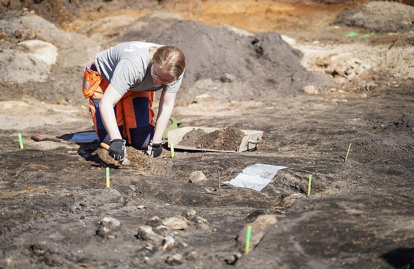 Person gräver arkeologiskt