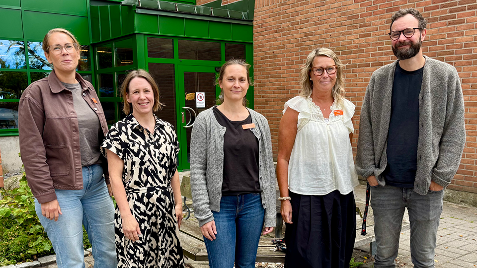 Medarbetare från elevhälsan står utanför skolbyggnad
