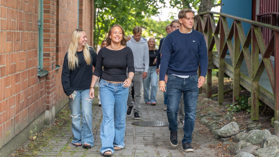 Tjejer står utanför skolentréen