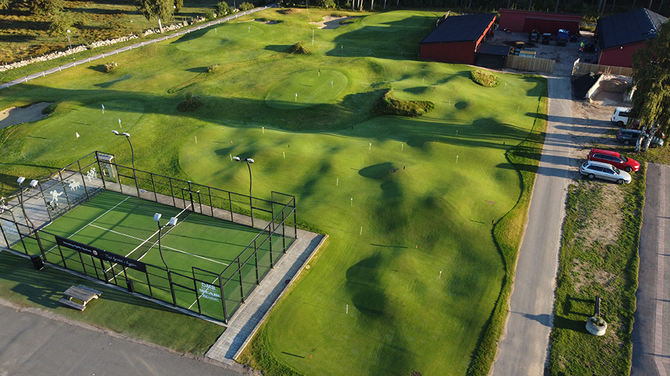 Golfgreen med padelbana intill.