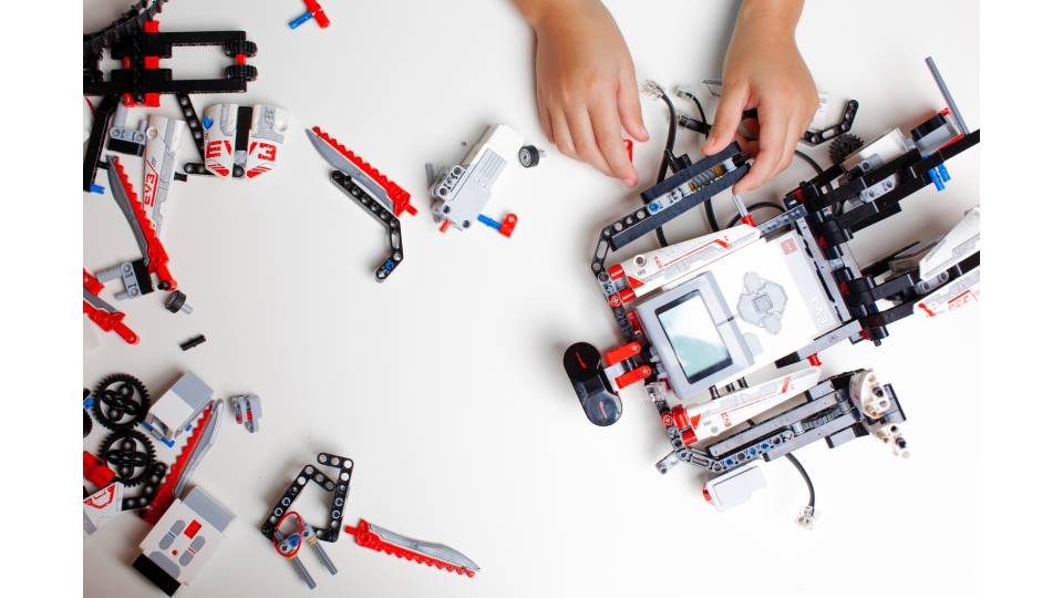 barn som bygger robotar