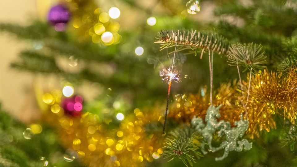 Bilden visar julgran och dekor