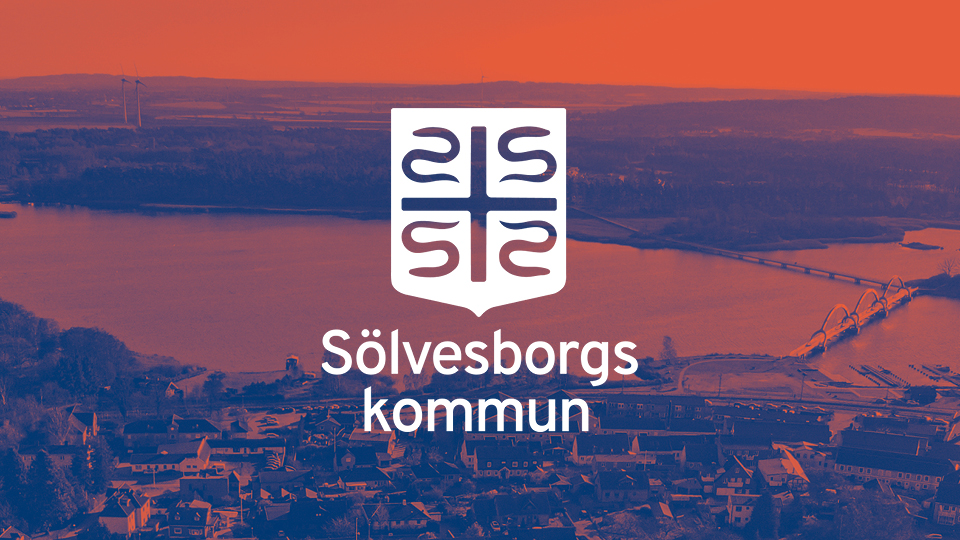 Bild på Sölvesborgs kommun ovanifrån och kommunens logotyp