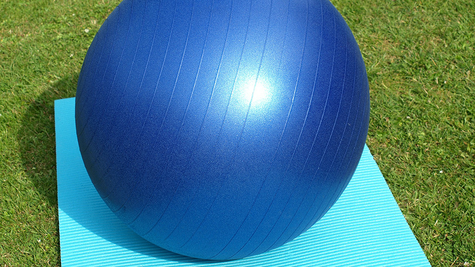 En pilatesboll på en gräsmatta.