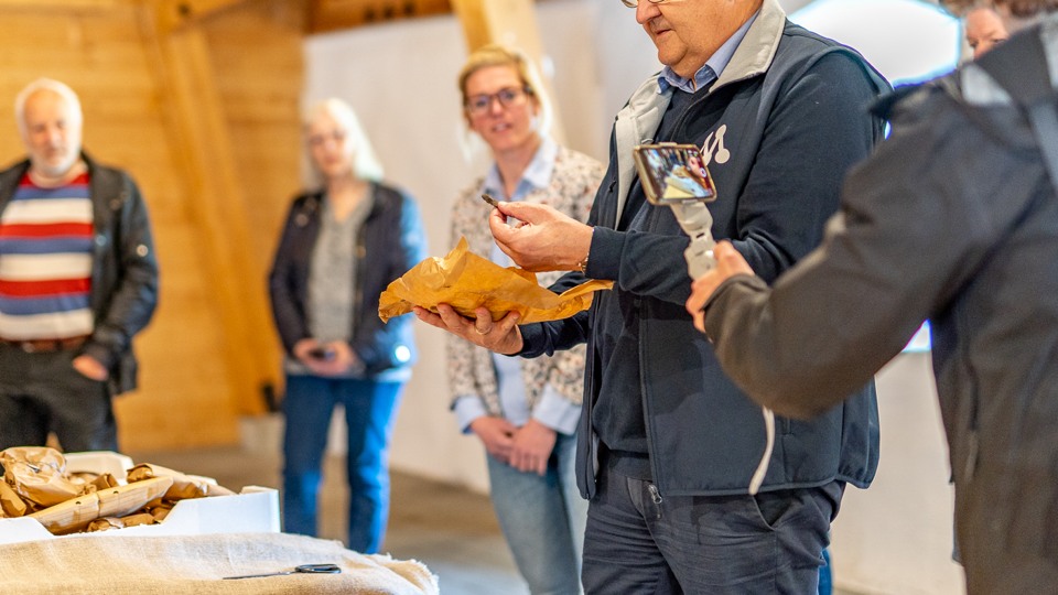 Borgmästare Arne Bogren öppnar fyndmaterial från Sölvesborgs slottsruin.