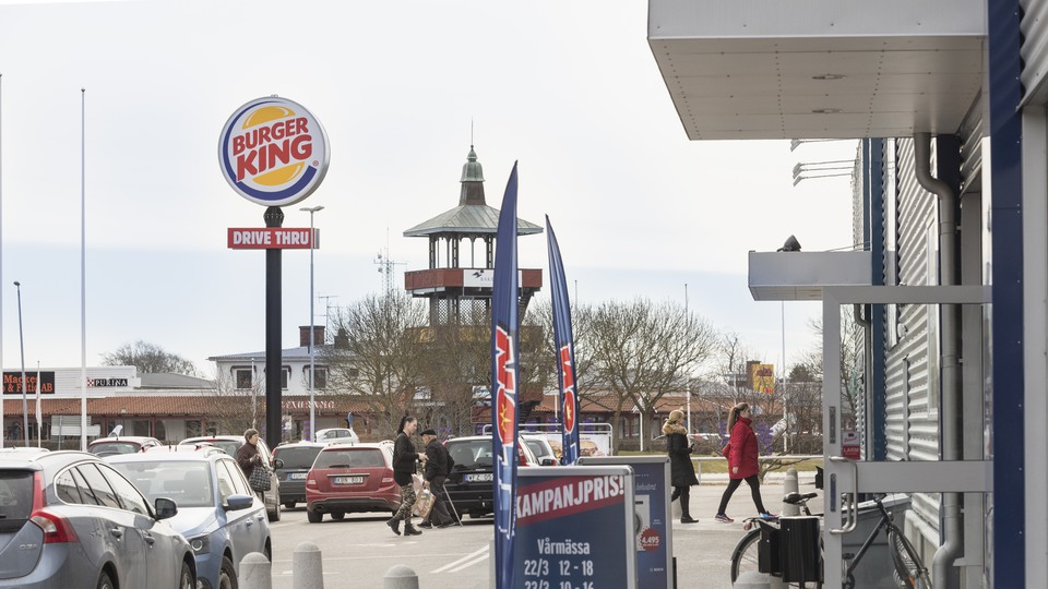 Kämparslättens företagsområde med Burger King och Dollarstore i förgrunden.