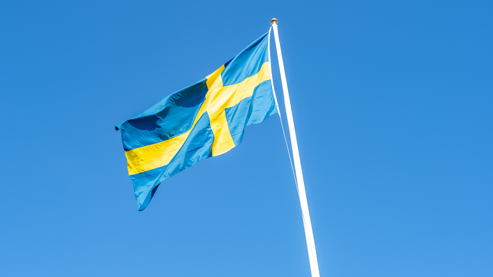 Svenska flagga på en flaggstång