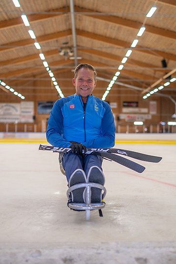 Peter Ojala sitter på en hockeykälke