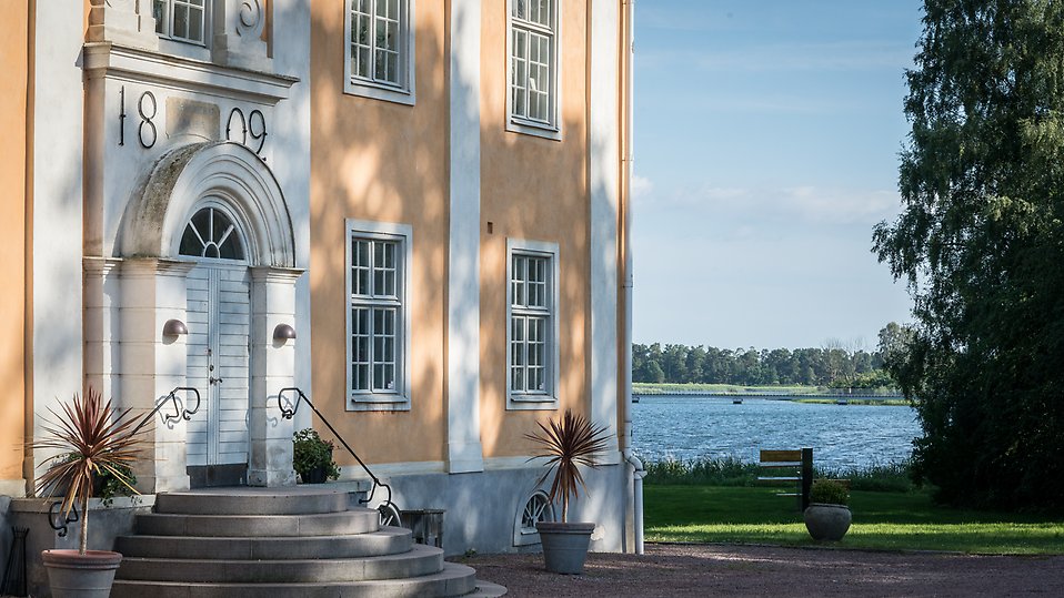 Sölvesborgs slott, det är en gul byggnad med siffrorna 1809 målat ovanför entrén.