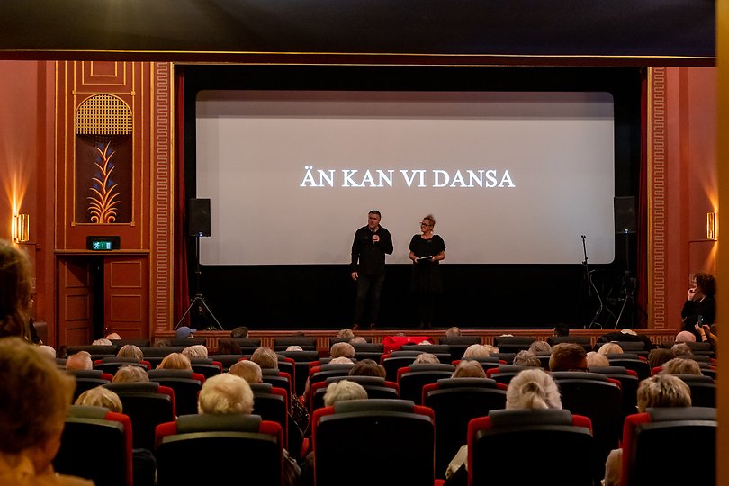 Lukas Wägbo  och Christina Nordin står på scen inför en fullsatt biosalong