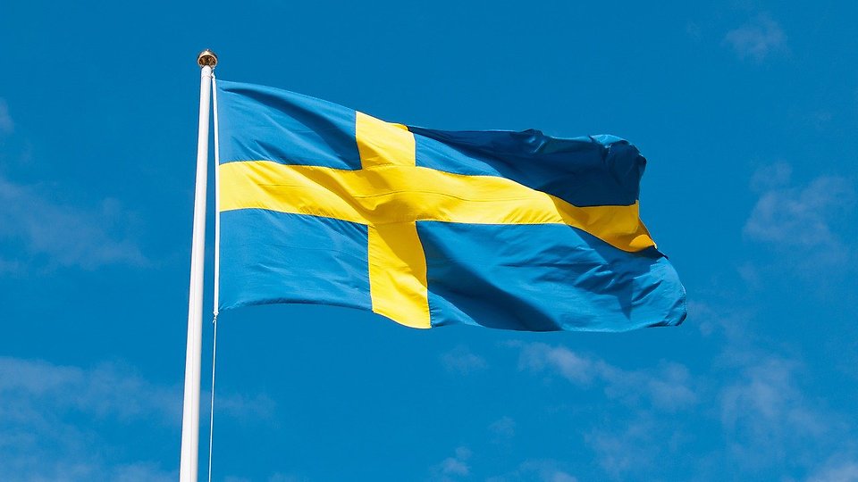 Svensk flagga vajar i vinden. Foto: Pixabay