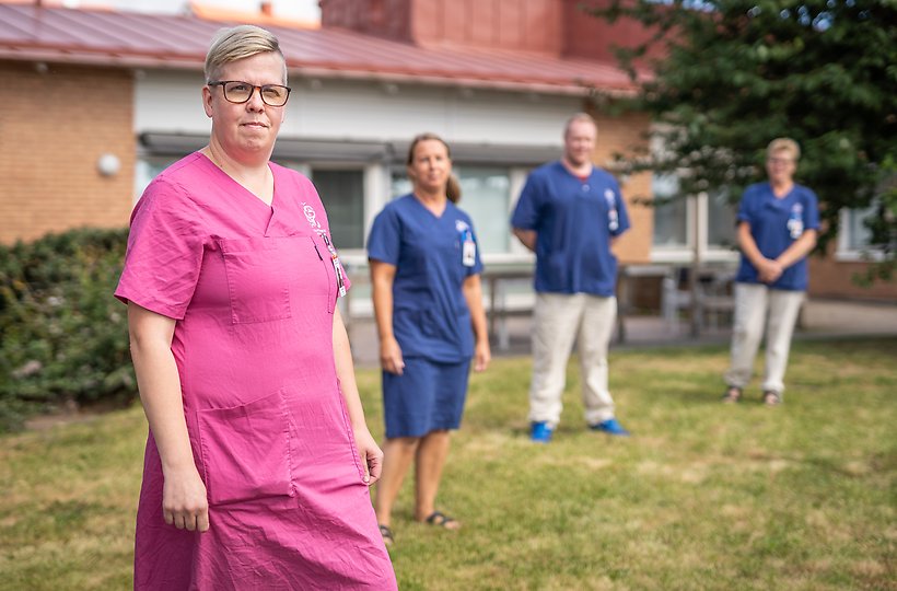 Fyra omsorgsmedarbetare står på rad utomhus. Foto: Sölvesborgs kommun.