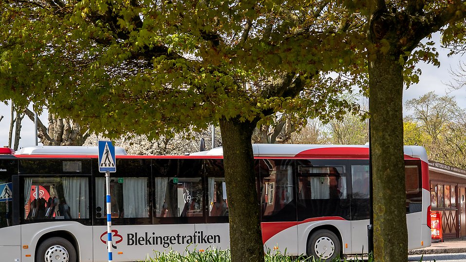 En av Blekingetrafikens bussar vid Hästtorget. Foto: Sölvesborgs kommun.