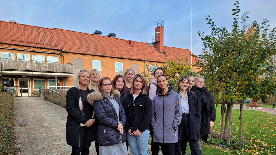 Tio nya kvalitetsundersköterskor står tillsammans utanför Gerbogården. 