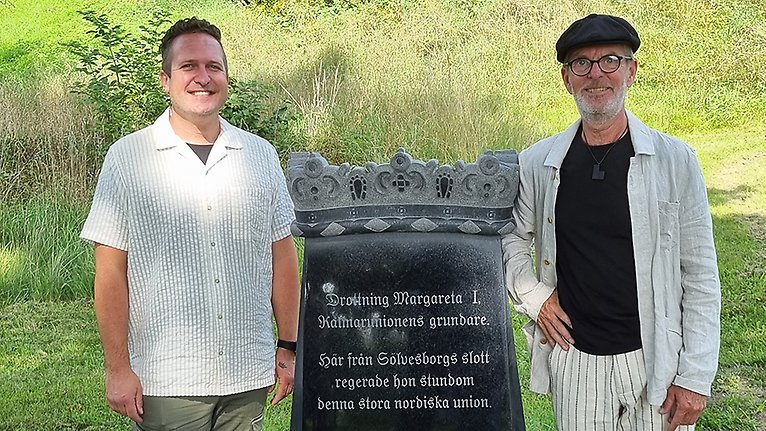Christhoper Ekenberg och Mats Nilsson står på varsin sida om minnesmärket.