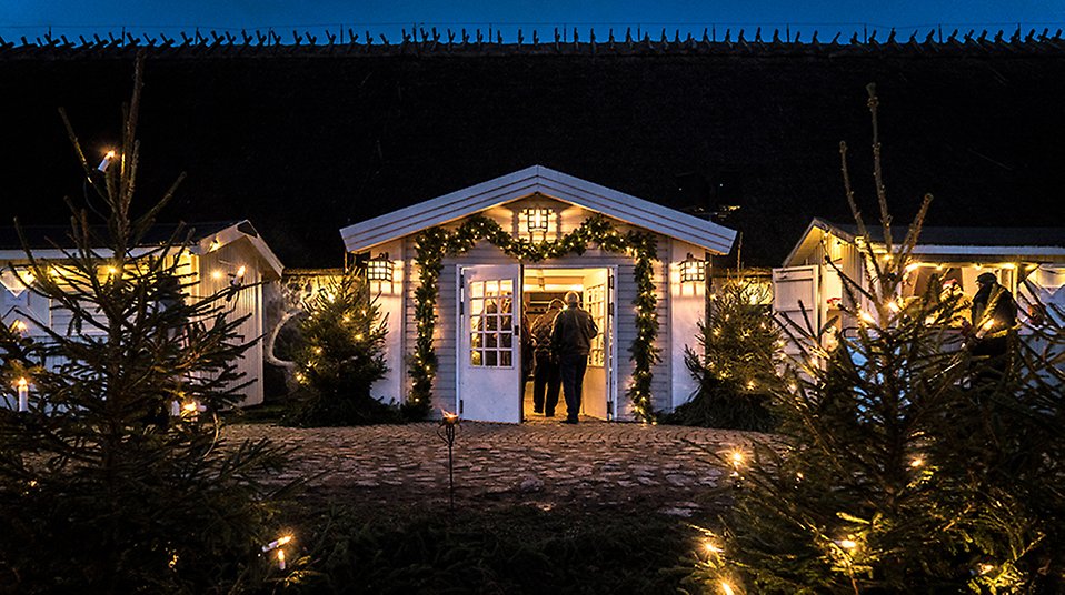 Entré till Slottslängorna är upplyst med ljusslingor och dekorerad med gransris.