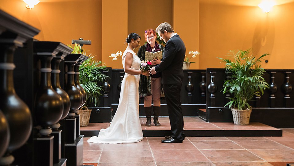 Par som gifter sig i Sölvesborgs Tingshus under alla hjärtans dag. Foto: Serny